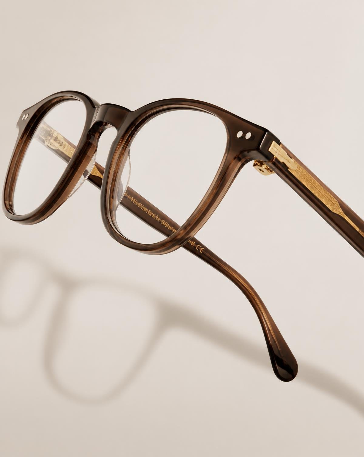 Montura óptica premium fotografiada en estudio